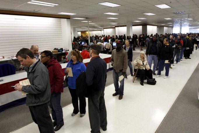 Voters wait in line to cast their ballots at the Franklin County in-person absentee voting location in Columbus, Ohio November 5, 2012. REUTERS/Matt Sullivan (UNITED STATES - Tags: ELECTIONS POLITICS USA PRESIDENTIAL ELECTION) Published: Lis. 5, 2012, 3:59 odp.