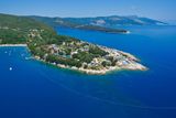 Pokud míříte na východní pobřeží Istrie, nemůžete opominout letovisko Rabac a starobylé městečko Labin. Mezi nejznámější kempy této oblasti patří Marina, kterou budou znát především potápěči.
