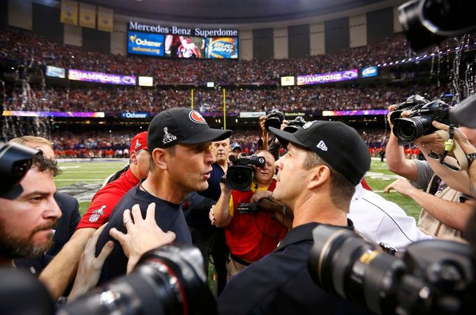 Super Bowl 2013:  Jim Harbaugh (trenér 49er) a John Harbaugh (trenér Ravens)