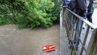 Kousek proti proudu měří pracovníci hydrometeorologického ústavu průtok pomocí speciální sondy.