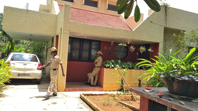 Policie u domu novinářky Gauri Lankešové.