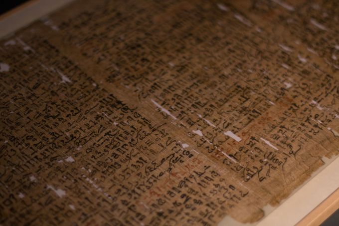 Vystavena je i  staroegyptská sbírka povídek zvaná Westcar, po svém britském objeviteli.
