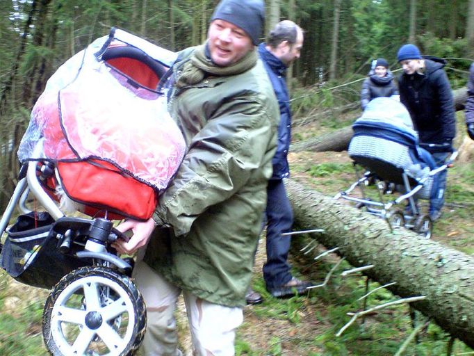 Tato šestice se třemi dětmi z Prahy si však včerejší procházku nenechala zkazit ani deštěm a mlhou, ani občasnými překážkami na cestě (foto z mobilního telefonu).