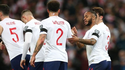 Angličané slaví gól na 1:0  v zápase kvalifikace ME 2020 Anglie - Česko.