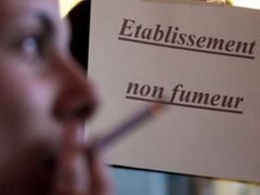 Francie protikuřáckými zákony začala srovnávat krok se zeměmi jako jsou Irsko, Itálie nebo Švédsko. Letos přitvrdí i Velká Británie, ve Skotsku už zákaz kouření v barech a restauracích platí.