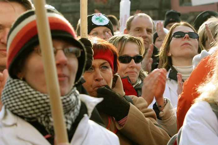Demonstrace lékařů v Praze na Staroměstském náměstí.