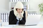 Na zimu na pracovišti si stěžuje každý třetí Čech. Ženy chtějí vyšší teploty než muži