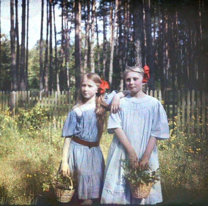 Autochrom  byl raný proces barevné fotografie patentovaný roku 1903 bratry Lumièrovými a komerčně vyráběný v letech 1907 až 1935.