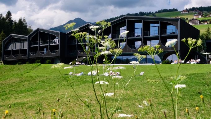 Dům v Alpách má úchvatnou architekturu. Vychází z okolního pohoří i farmářských vidlí