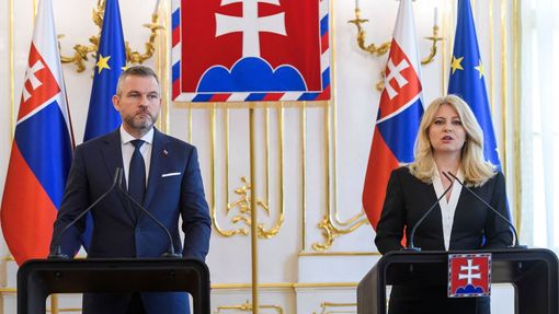 Dosluhující slovenská prezidentka Zuzana Čaputová a její nástupce Peter Pellegrini hovoří na společné tiskové konferenci po útoku na premiéra, snímek z 16. května 2024.