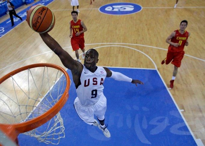 Tento rychlý americký brejk zakončil košem Dwyane Wade.