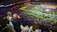 9. února 2025, New Orleans, Louisiana: Prezident USA Donald Trump sleduje finále mezi Philadelphia Eagles a Kansas City Chiefs z tribuny, kde nechybí ani americká hymna a prezidentský pozdrav fanouškům.