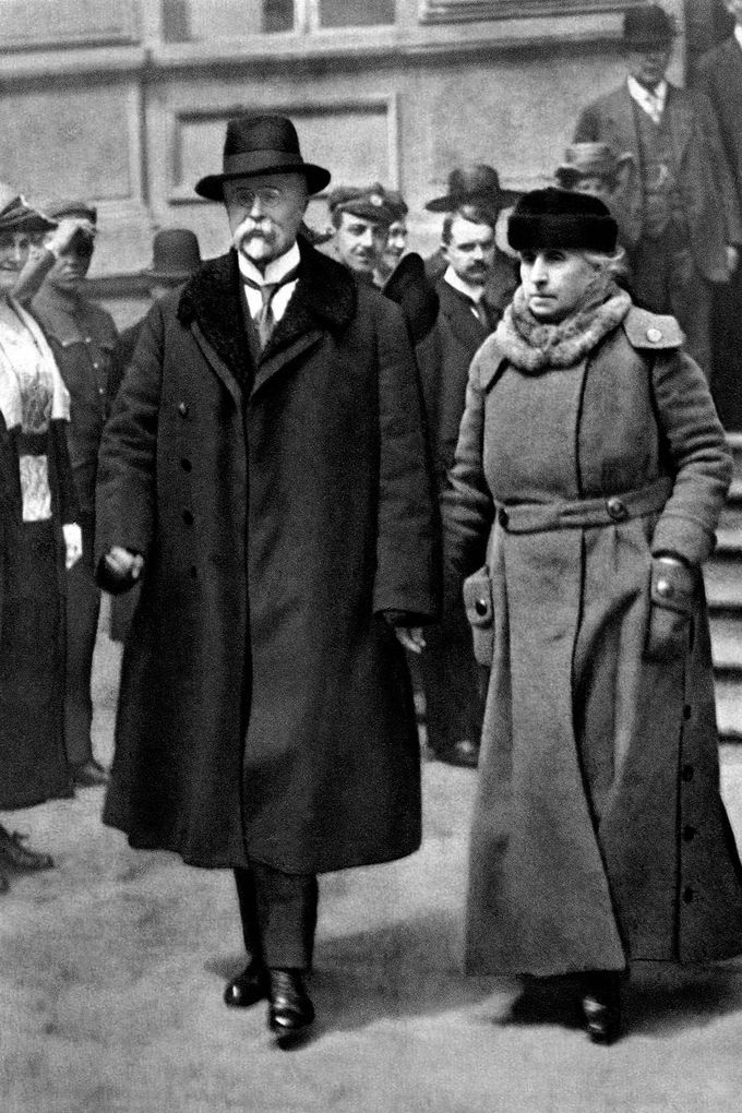 Prezident T. G. Masaryk s chotí Charlottou Garrigue Masarykovou opouštějí volební místnost v Praze po prezidentských volbách v květnu 1920, kdy byl Masaryk zvolen podruhé