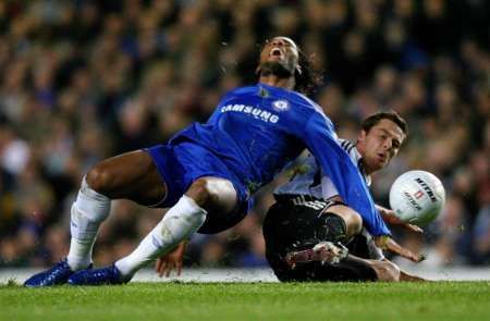 Didier Drogba z Chelsea padá. Zase.