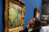 Na to, abyste mohli takto zblízka obhlížet každý tah štětcem světových malířů (zde například Renoir z Muzea Thyssen-Bornemisza v Madridu), není třeba mnoho.