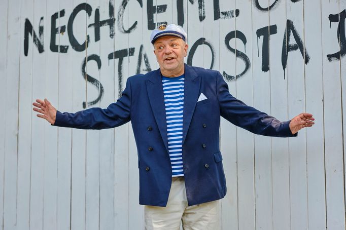 Milan Šteindler jako Karel.