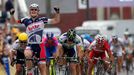 André Greipel slaví vítězství ve spurtu