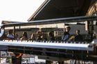 Struny podzimu na střechu Lucerny kvůli koncertu tria Avishaie Cohena nechaly donést klavír Steinway.