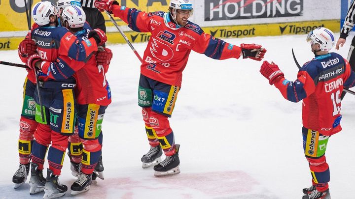 Pardubice jsou v semifinále, v prodloužení rozhodl Mandát. Vary srovnaly krok; Zdroj foto: ČTK