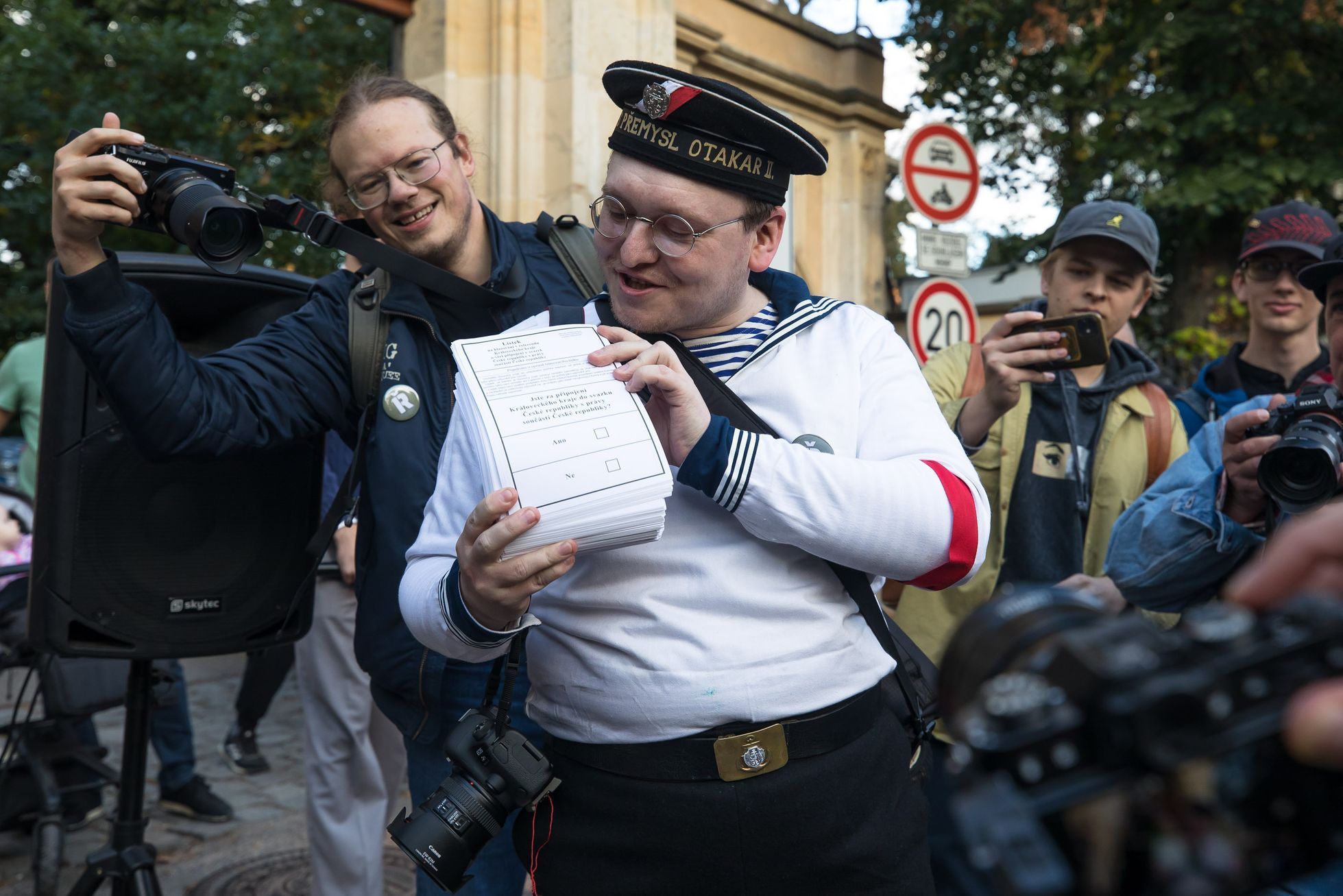 Královec, referendum o připojení, satirická akce před ruskou ambasádou
