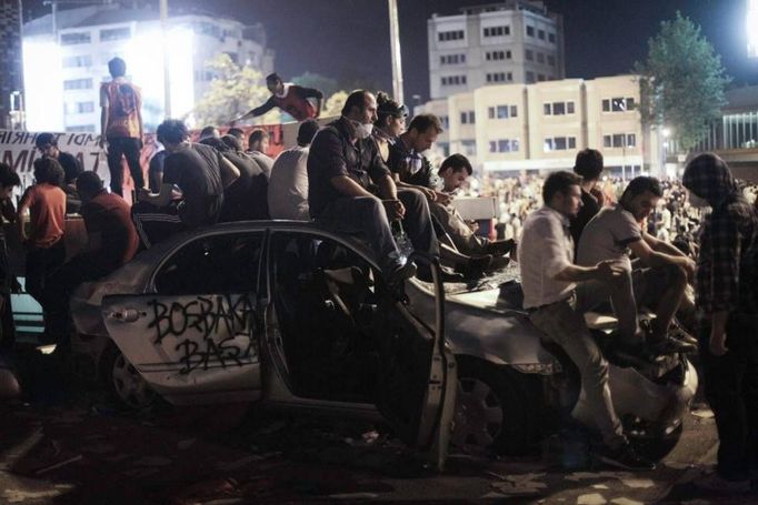 Demonstrace na istanbulském náměstí Taksím očima tureckého fotografa