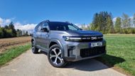 Pod kapotou tohoto vozu je však plnohodnotný hybrid v kombinaci benzinové osmnáctistovky, elektromotoru a automatické multimódové převodovky. Přední kola roztáčí celkem 115 kW.
