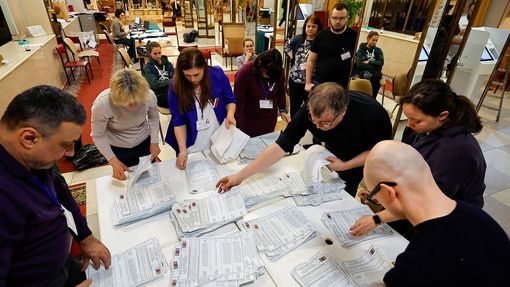 Členové volební komise v Moskvě sčítají hlasy.
