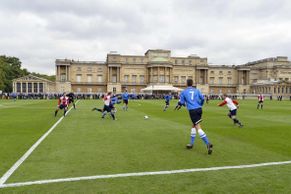 Buckinghamský palác hostí svůj první fotbalový zápas