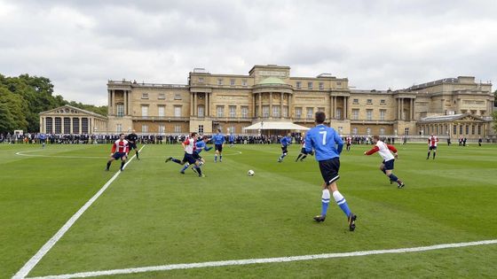 Buckinghamský palác hostí svůj první fotbalový zápas