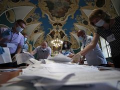 Volební komise v Moskvě sčítá hlasy.