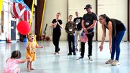 Od prvních svobodných voleb v roce 1994 si kdysi vládnoucí bělošská menšina udržela většinu bohatství nashromážděného během kolonialismu a apartheidu. Běloši stále vlastní tři čtvrtiny soukromé půdy a mají zhruba dvacetinásobné bohatství oproti černošské většině. Nezaměstnanost mezi bělochy je pod 10 %, zatímco u černochů přesahuje třetinu populace.