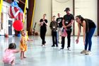 Od prvních svobodných voleb v roce 1994 si kdysi vládnoucí bělošská menšina udržela většinu bohatství nashromážděného během kolonialismu a apartheidu. Běloši stále vlastní tři čtvrtiny soukromé půdy a mají zhruba dvacetinásobné bohatství oproti černošské většině. Nezaměstnanost mezi bělochy je pod 10 %, zatímco u černochů přesahuje třetinu populace.