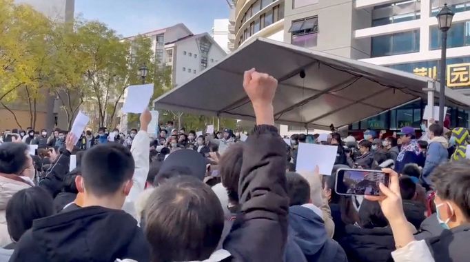 Číňané protestují kvůli přísným koronavirovým opatřením.