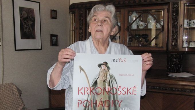 Božena Šimková s plakátem k divadelní hře Krkonošské pohádky v nastudování libereckého Divadla F. X. Šaldy.