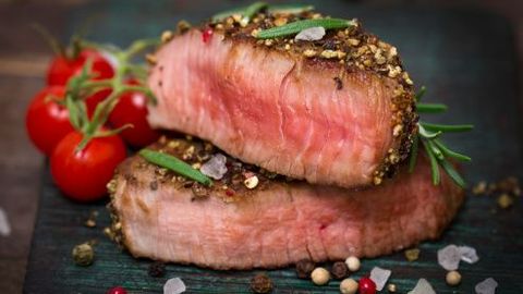 Jak připravit šťavnatý steak? Zapomeňte na olej v pánvi!