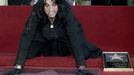 Alice Cooper u své hvězdy na hollywoodském chodníku slávy v roce 2003.