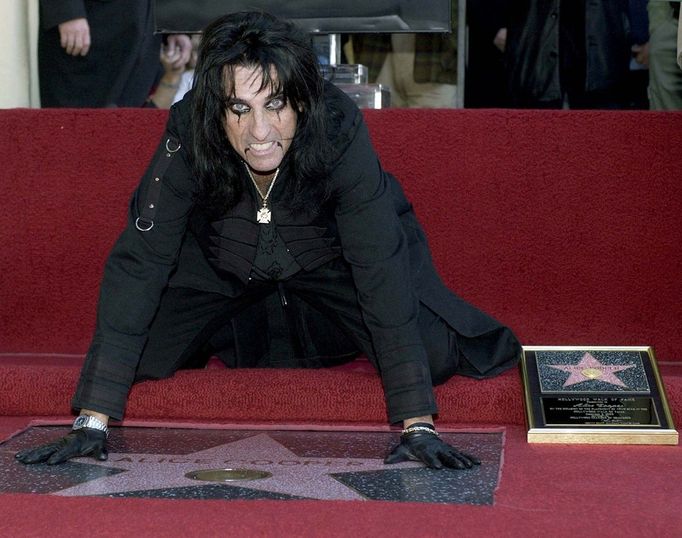 Alice Cooper u své hvězdy na hollywoodském chodníku slávy v roce 2003.