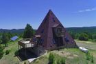 Chcete utéct před světem? Dům ve stylu pyramidy nabízí skrýš jako z akčního filmu