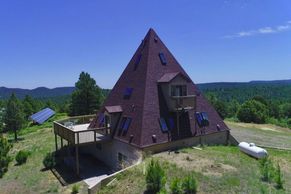Chcete utéct před světem? Dům ve stylu pyramidy nabízí skrýš jako z akčního filmu