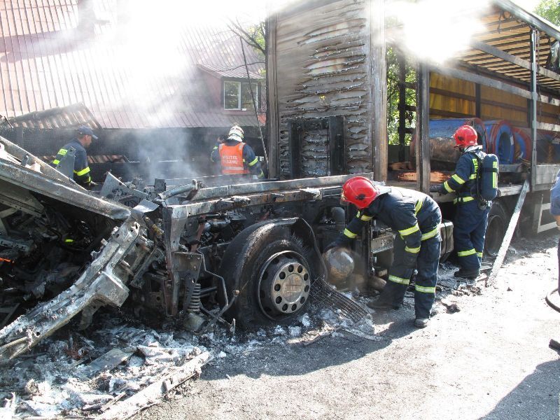 U Rožnova pod Radhoštěm hořel kamion