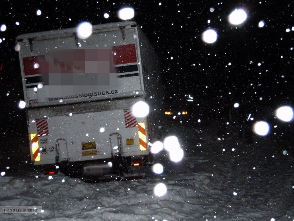 Jesenicko - sněhová kalamita - uvízlý kamion