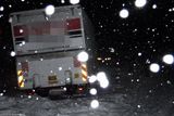 Jesenicko: kamion uvízl na zasněžené silnici