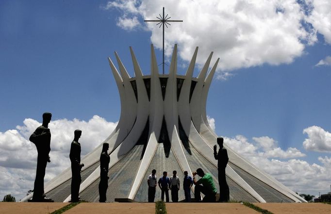 Turisté se fotí před budovou metropolitní katedrály v Brasílii, další z budov, jejímž autorem byl slavný architekt Oscar Niemeyer