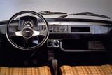 Přístrojová deska byla i na 70. léta jednoduchá. Ukazatel stavu paliva, na rozdíl od východoněmeckého trabantu, ale Fiat 126 měl.