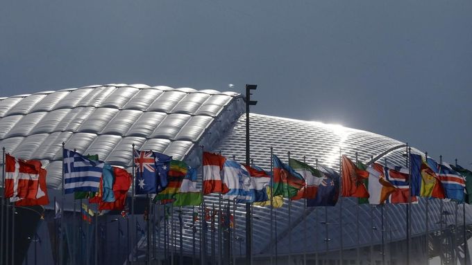 Vlajky před halou Fišt, kde budou olympijské hry v pátek slavnostně zahájeny.