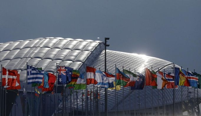 Vlajky před halou Fišt, kde budou olympijské hry v pátek slavnostně zahájeny.