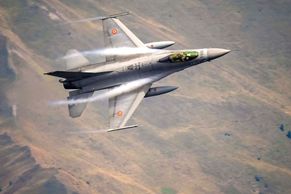 Karpatské nebe se změnilo v letecké divadlo. Tady jsou nejpůsobivější snímky