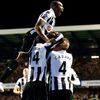 Demba Ba slaví gól v zápase Everton - Newcastle