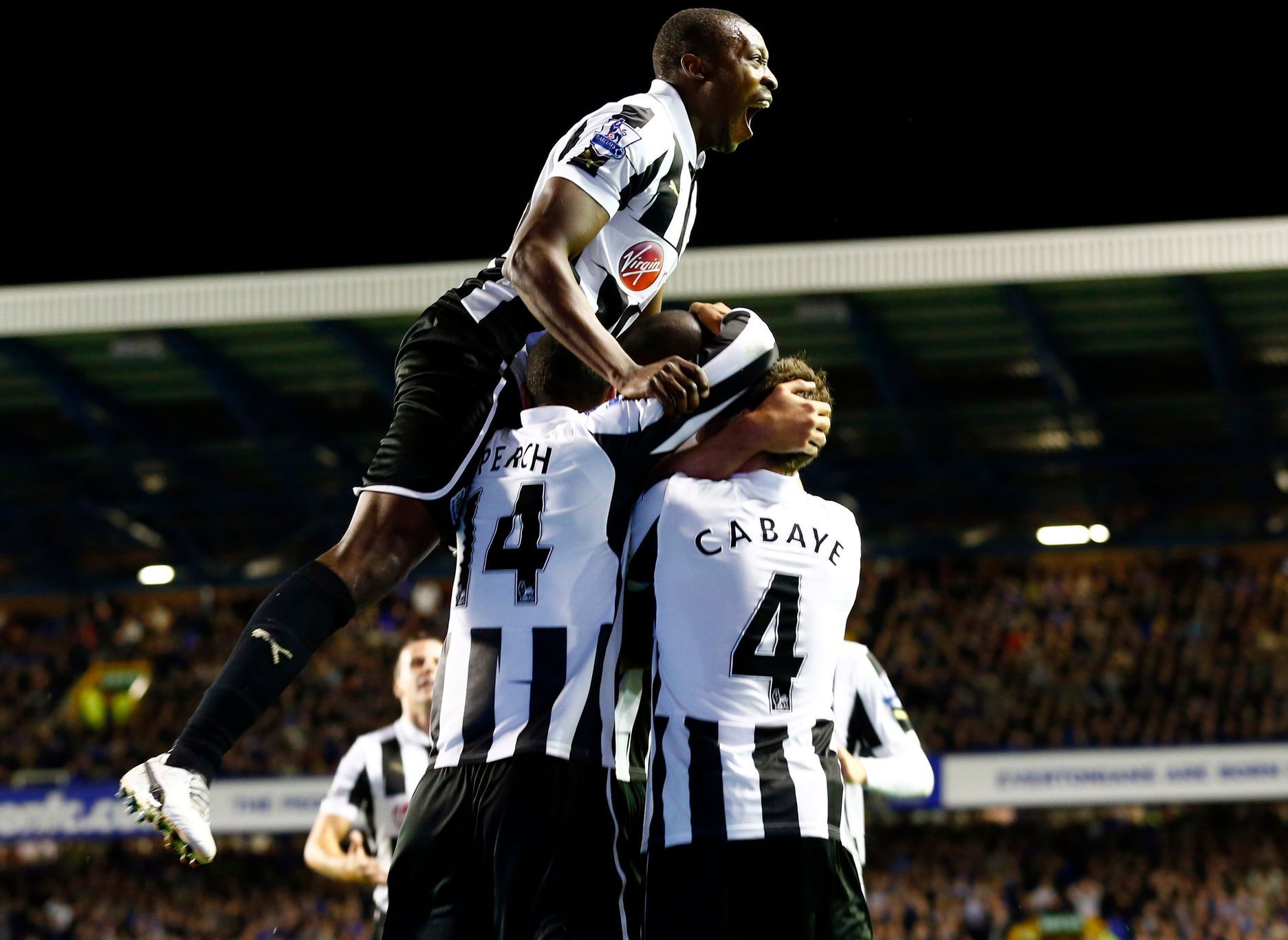 Demba Ba slaví gól v zápase Everton - Newcastle