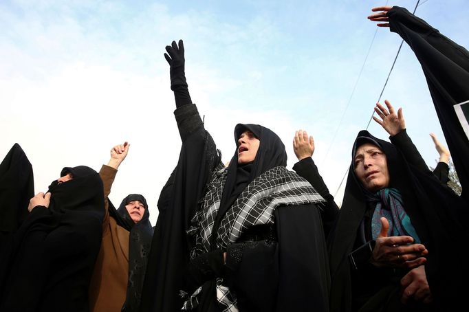 Protest v Teheránu proti zabití Kásima Sulejmáního americkou armádou.